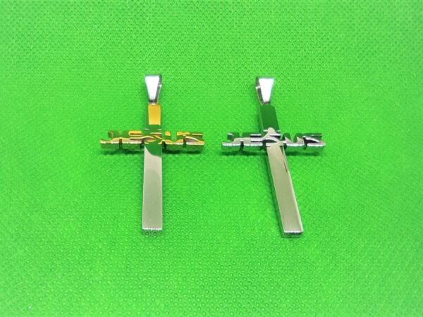 Pendentif acier croix latine avec motif Jesus, classique