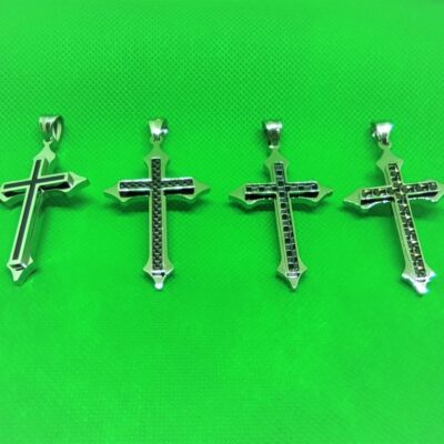 Pendentif croix latine colorée sur croix fléchée acier