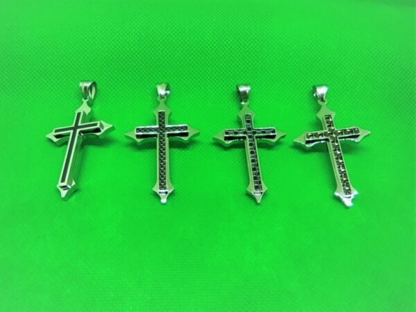 Pendentif acier croix latine colorée sur croix fichée acier, classique