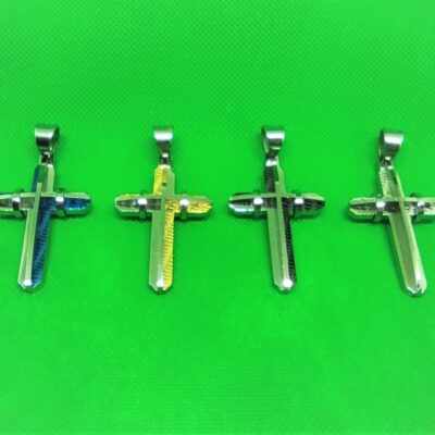 Pendentif croix fichée colorée ciselée moderne