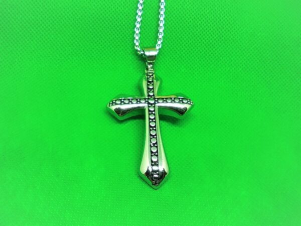 Pendentif acier croix fichée avec billes, gothique