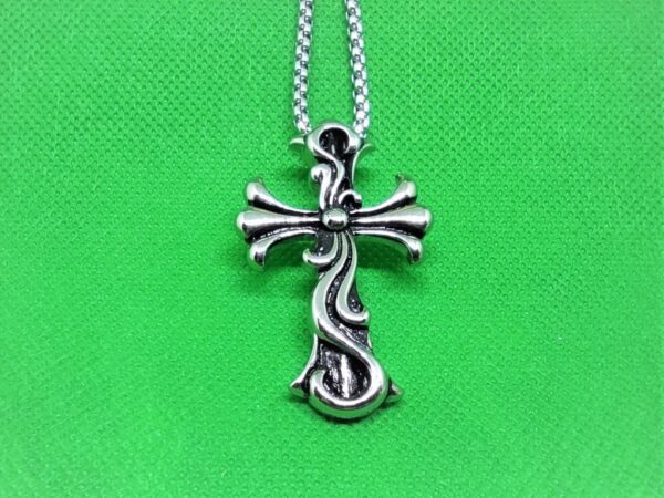 Pendentif acier croix à lys avec caducée, gothique