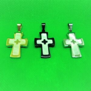 Pendentif acier petite croix grecque sur support croix nacrée latine, classique