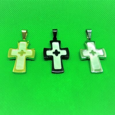 Pendentif petite croix grecque sur support croix nacrée latine