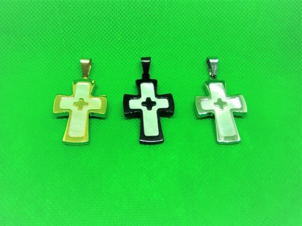 Pendentif acier petite croix grecque sur support croix nacrée latine, classique