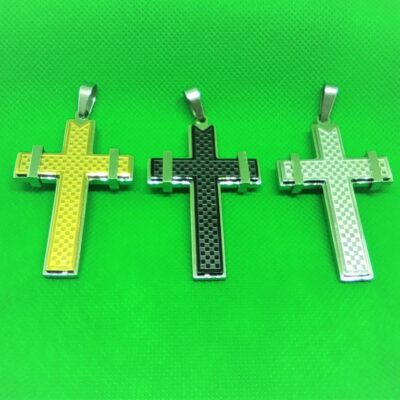 Pendentif croix latine à damier