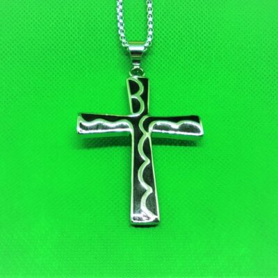 Pendentif croix latine noire avec motifs vagues en acier