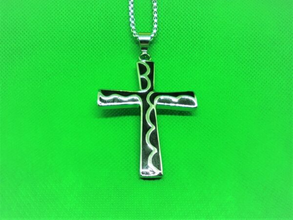 Pendentif acier croix latine noire avec motifs vagues, classique moderne