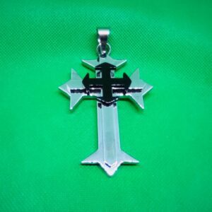 Pendentif acier croix grecque fléchée noire sur croix latine fléchée acier, moderne gothique