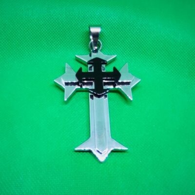 Pendentif croix grecque fléchée noire sur croix latine fléchée acier