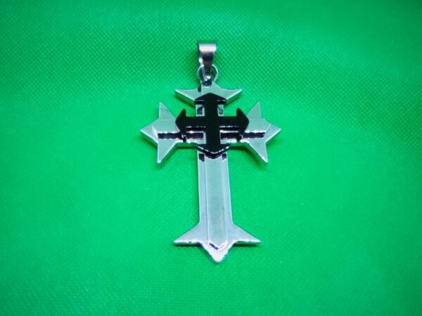 Pendentif acier croix grecque fléchée noire sur croix latine fléchée acier, moderne gothique