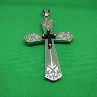 Pendentif petite croix latine noire sur croix latine acier fichée ciselée