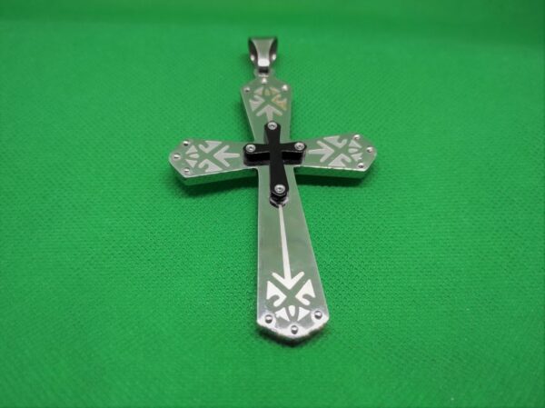Pendentif acier petite croix latine noire sur croix latine acier fichée ciselée, classique moderne