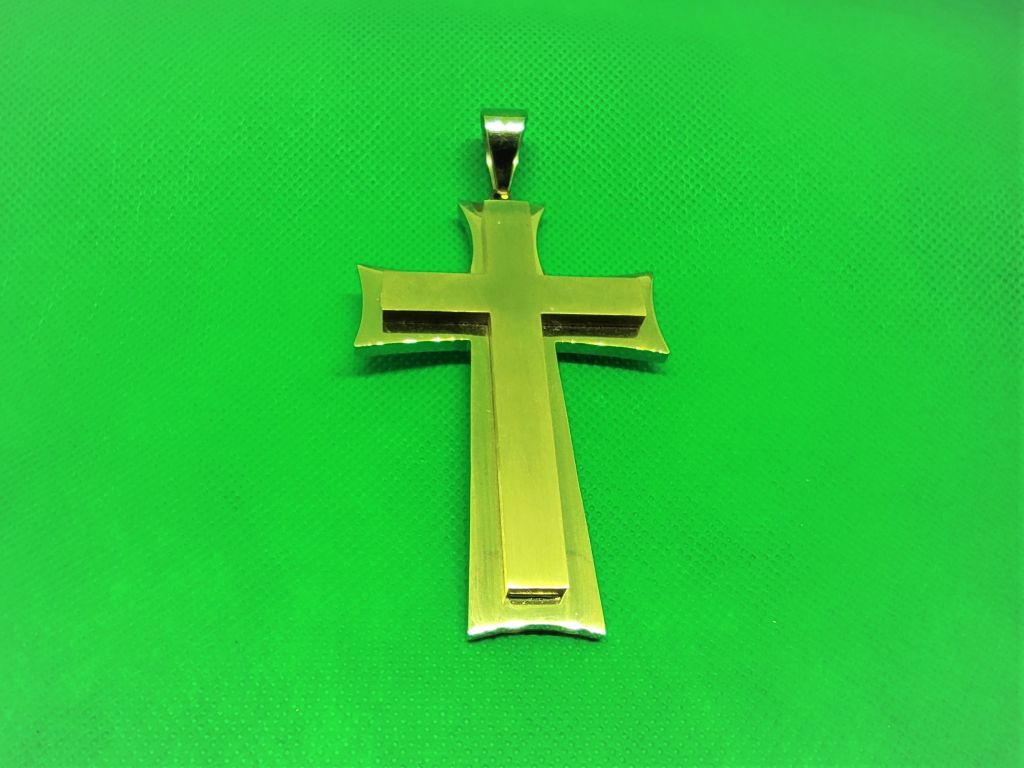 Pendentif acier plaqué or croix latine sur croix à béquilles, classique moderne