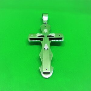 Pendentif acier petite croix fichée sur croix latine sur grande croix fichée, classique moderne