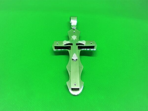 Pendentif acier petite croix fichée sur croix latine sur grande croix fichée, classique moderne