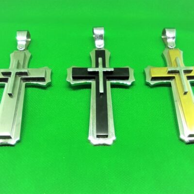 Pendentif acier petite croix latine sur croix latine sur croix enhendée, classique moderne