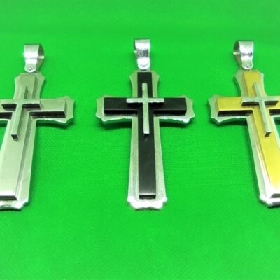 Pendentif petite croix latine sur croix latine sur croix enhendée