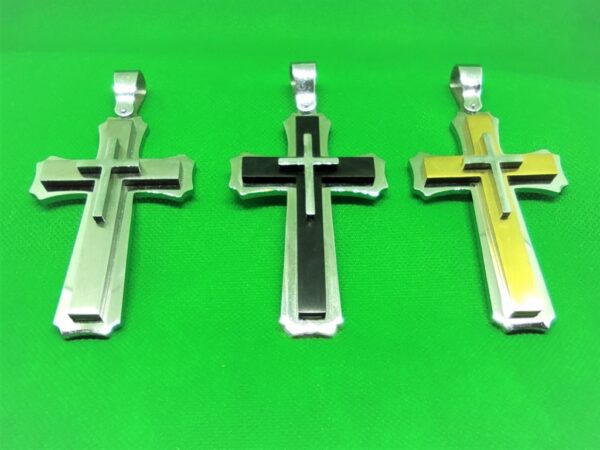 Pendentif acier petite croix latine sur croix latine sur croix enhendée, classique moderne