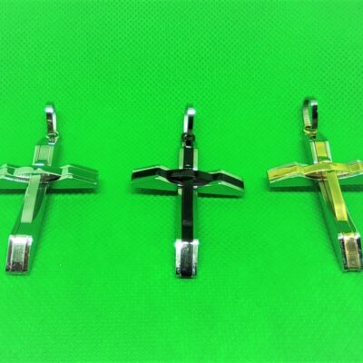 Pendentif croix latine à relief