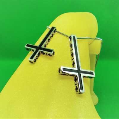 Pendentif croix inversée de St. Pierre noire