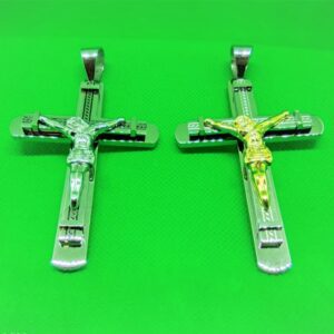 Pendentif acier croix latine ciselé avec Christ sur croix latine renflée, classique moderne