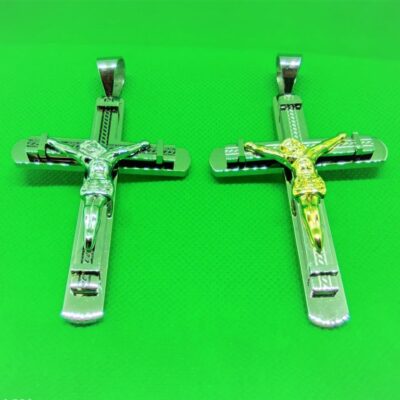 Pendentif croix latine ciselé avec Christ sur croix latine renflée