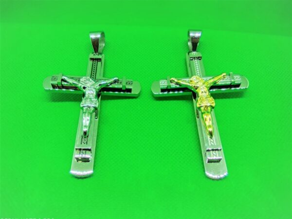 Pendentif acier croix latine ciselé avec Christ sur croix latine renflée, classique moderne