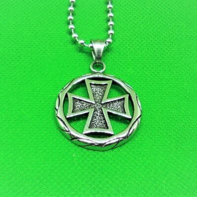 Pendentif acier croix pattée teutonique dans une couronne à épines, classique moderne rock