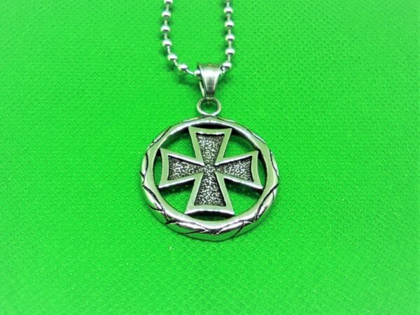 Pendentif acier croix pattée teutonique dans une couronne à épines, classique moderne rock