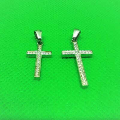 Pendentif croix latine classique avec des strasse