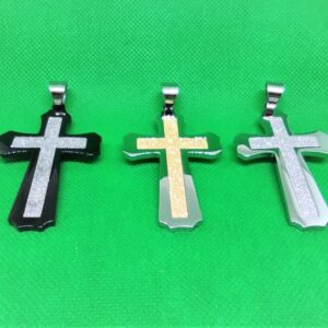 Pendentif acier croix enhendée avec croix latine mate au centre, style classique moderne rock, 3.8cmX7cm