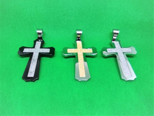 Pendentif acier croix enhendée avec croix latine mate au centre, style classique moderne rock, 3.8cmX7cm