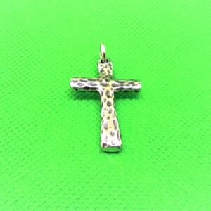 Pendentif acier croix pattée gothique corrodée, style gothique moderne rock