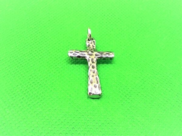 Pendentif acier croix pattée gothique corrodée, style gothique moderne rock