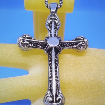 pendentif acier croix latine bourdonnée, style gothique, rock