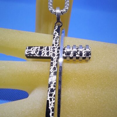 Pendentif croix latine ocellée