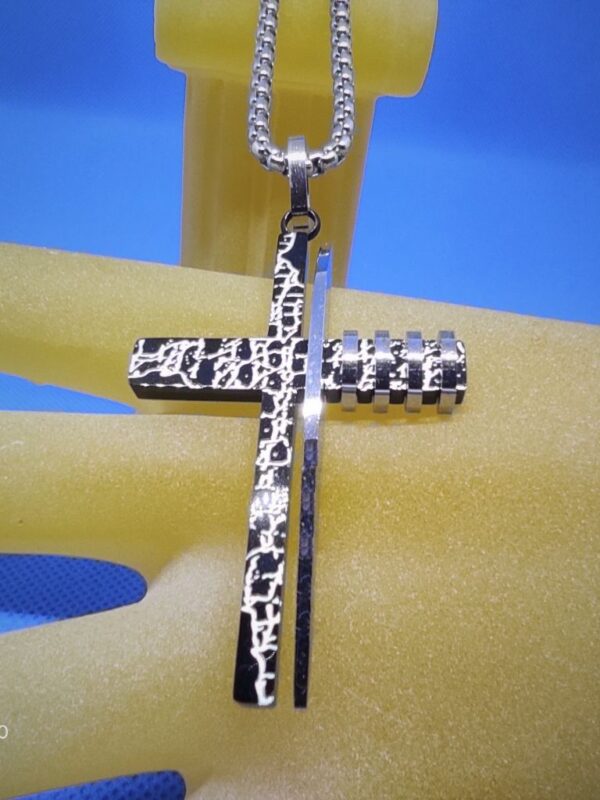 pendentif acier croix latine noir ocellée style abstrait classique moderne rock