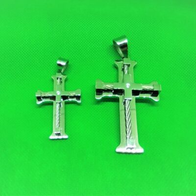 pendentif acier croix latine pattée en câbles avec une croix grecque au centre avec un brillant au centre, style moderne rock