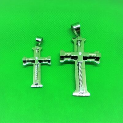 Pendentif croix latine pattée en câbles avec une croix grecque avec un brillant au centre