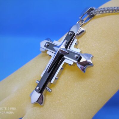 Pendentif petite croix acier sur croix latine sur grande croix latine enhendée