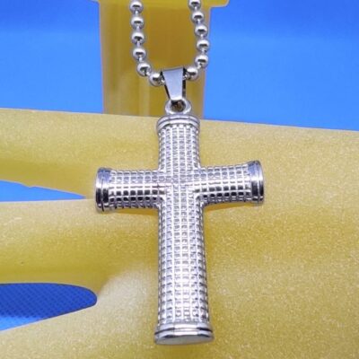 pendentif acier petite croix latine à décor de billettes, style classique moderne rock
