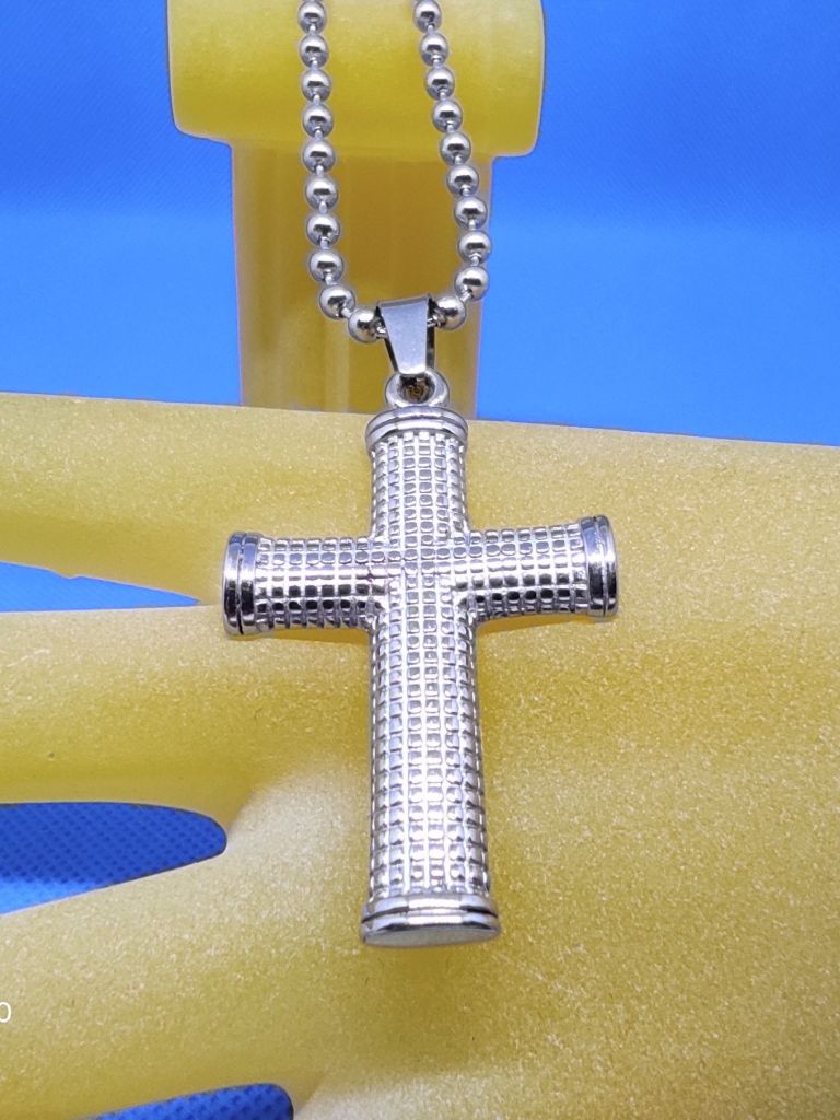 pendentif acier petite croix latine à décor de billettes, style classique moderne rock