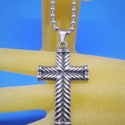 pendentif acier petite croix latine chevronnée, style classique moderne rock