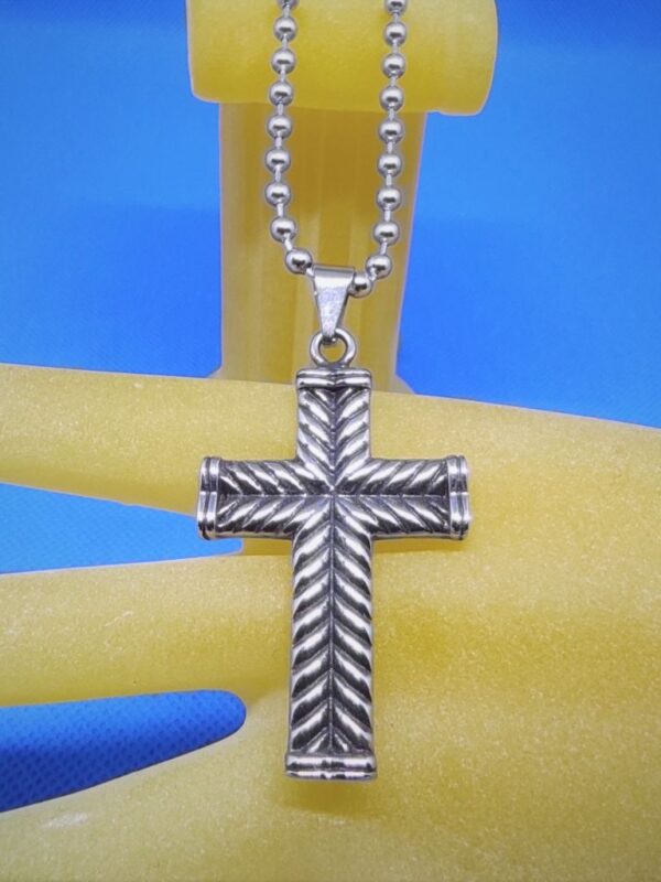 pendentif acier petite croix latine chevronnée, style classique moderne rock