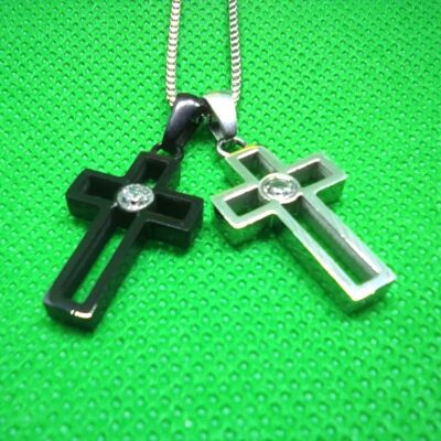 Pendentif croix latine évidée avec brillant au centre