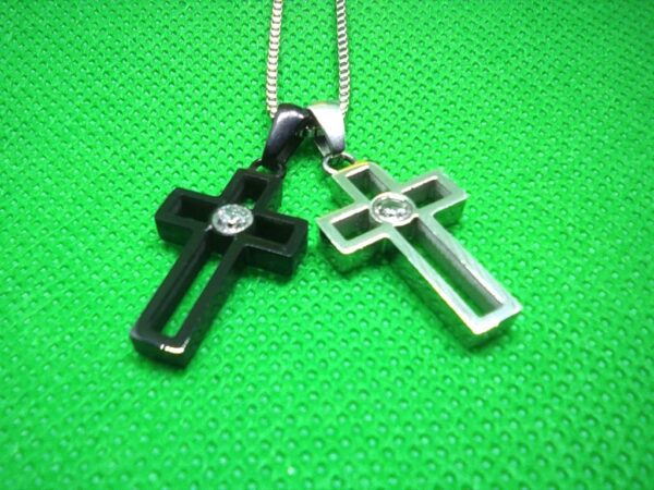 pendentif acier petite croix latine évidée avec brillant au centre, style classique moderne rock