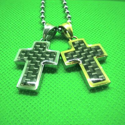 Pendentif croix latine motif damier