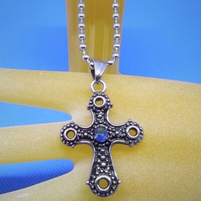 pendentif acier petite croix latine renflée, motifs de billes avec pierre bleue centrale, style gothique moderne rock,
