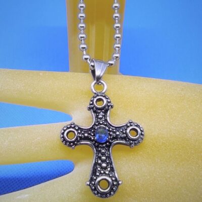 Pendentif croix latine renflée motifs de billes avec pierre bleue centrale
